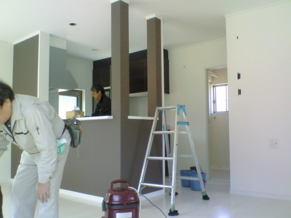 お待ちください